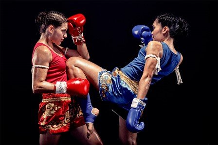 Kick im Thaiboxen